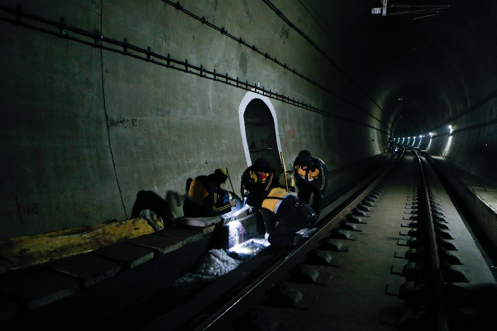 招远铁路运营隧道病害现状